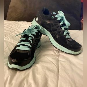 NIKE womens running shoes 6.5 Relentless2 Black & Mint Used